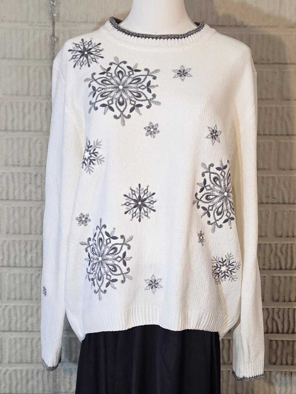 Alfred Dunner Copenhagen Snowflake Embroidered Chenille Sweater Size Large